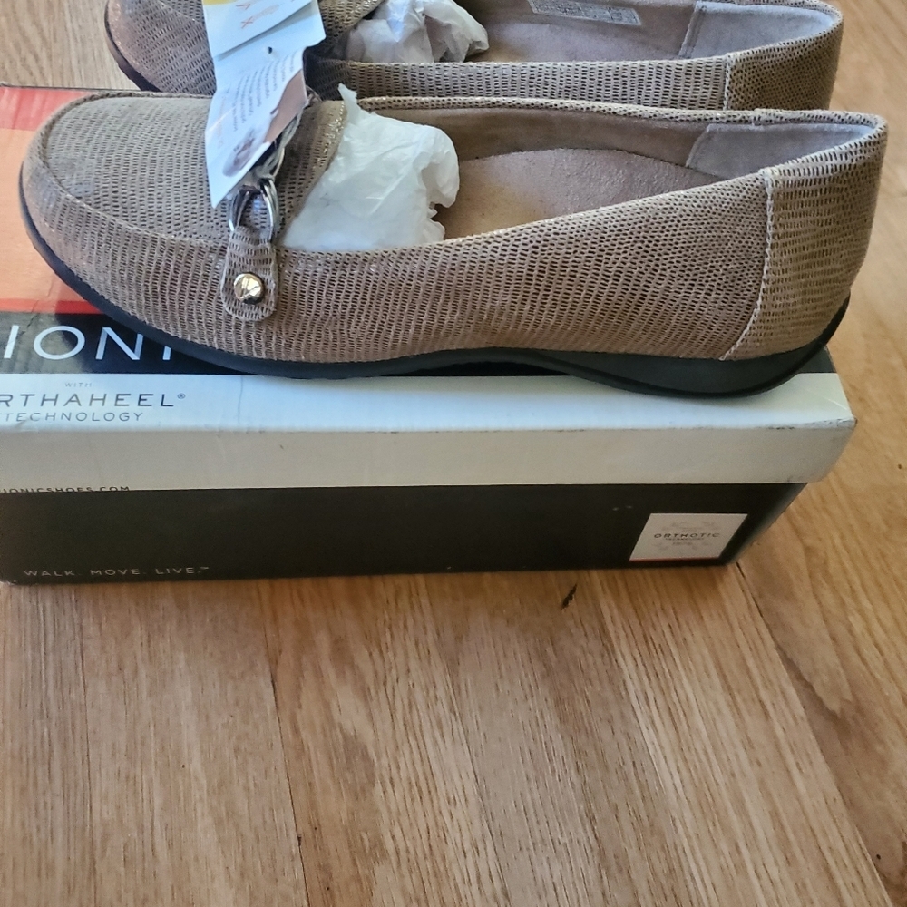 Vionic Alda Chain Beige Lizard Skin Loafers with Gold Accent, Size 7.5 - Picture 6 of 6